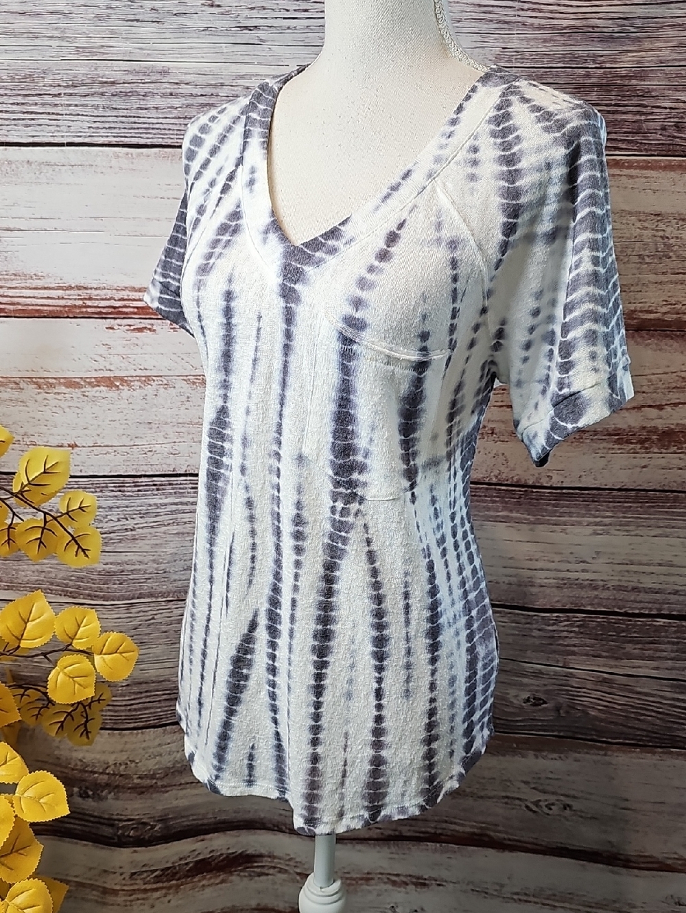 ROCK & REPUBLIC GREY WHITE TIE-DYE SHORT SLEEVE V-NECK PULLOVER POCKET TEE